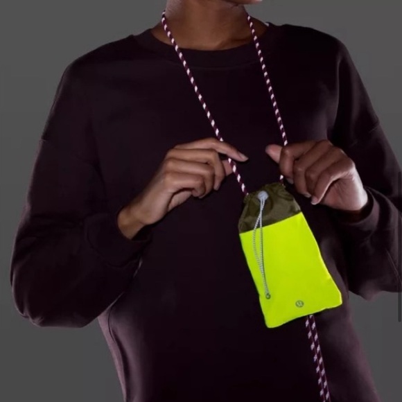 Lululemon play forward crossbody pouch - Picture 1 of 6